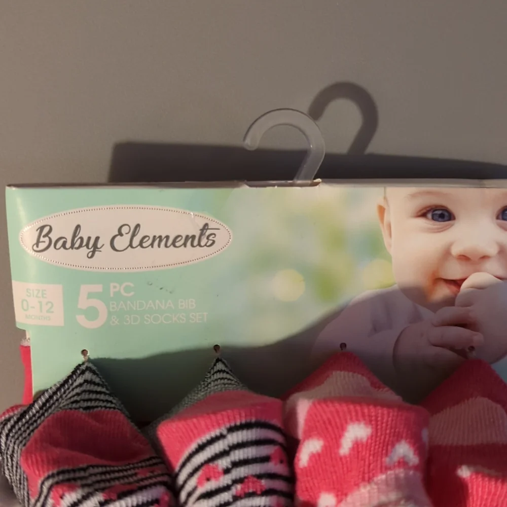 Baby Elements 5 piece Bandana Bib  and 3D Sock Set Cats Hearts Pink - Picture 2 of 7